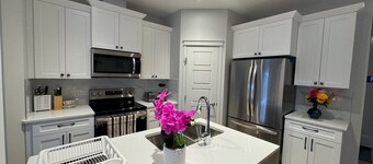 Luxurious | 4 Bedrooms| Main Floor of House| Families| Groups| Individuals|