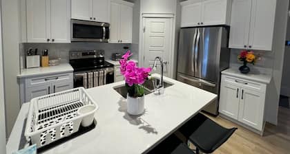 Luxurious | 4 Bedrooms| Main Floor of House| Families| Groups| Individuals|