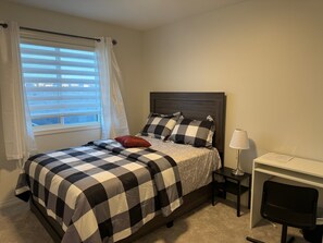 4 habitaciones, escritorio y tabla de planchar con plancha 
