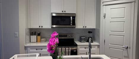 Jääkaappi, mikroaaltouuni, uuni, liesi