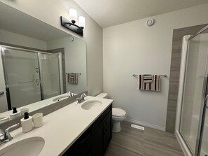 Secadora de cabello, toallas, jabón, papel de baño 