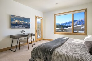 3 Schlafzimmer, Schreibtisch, Bügeleisen/Bügelbrett, Reisekinderbett