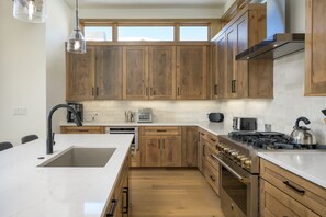 Fridge, microwave, oven, stovetop - Winter Park Resort Villa 402 I Private Hot Tub I Great Views I Arcade Games I Discounted Attractions (Winter Park)