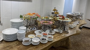 Un buffet proposant une variété de plats et d'accompagnements.