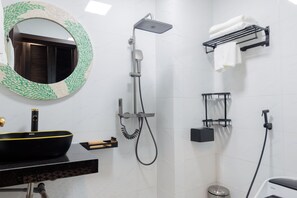 Deluxe Double or Twin Room | Bilik Mandi | Gabungan pancuran/tab mandi, tab mandi rendaman dalam 