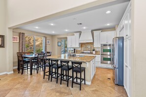 Kylskåp, mikrovågsugn, ugn och spishäll