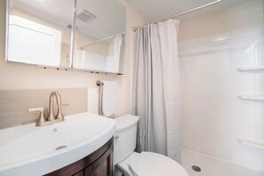 Een douche, een haardroger, handdoeken, zeep