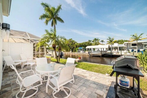 Hidden gem alongside a canal- 7 miles to Sanibel - 6 miles to Fort Myers Beach!
