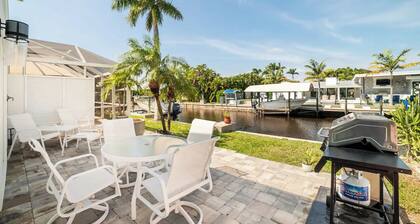 Hidden gem alongside a canal- 7 miles to Sanibel - 6 miles to Fort Myers Beach!