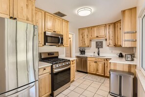 Kylskåp, mikrovågsugn, ugn och spishäll