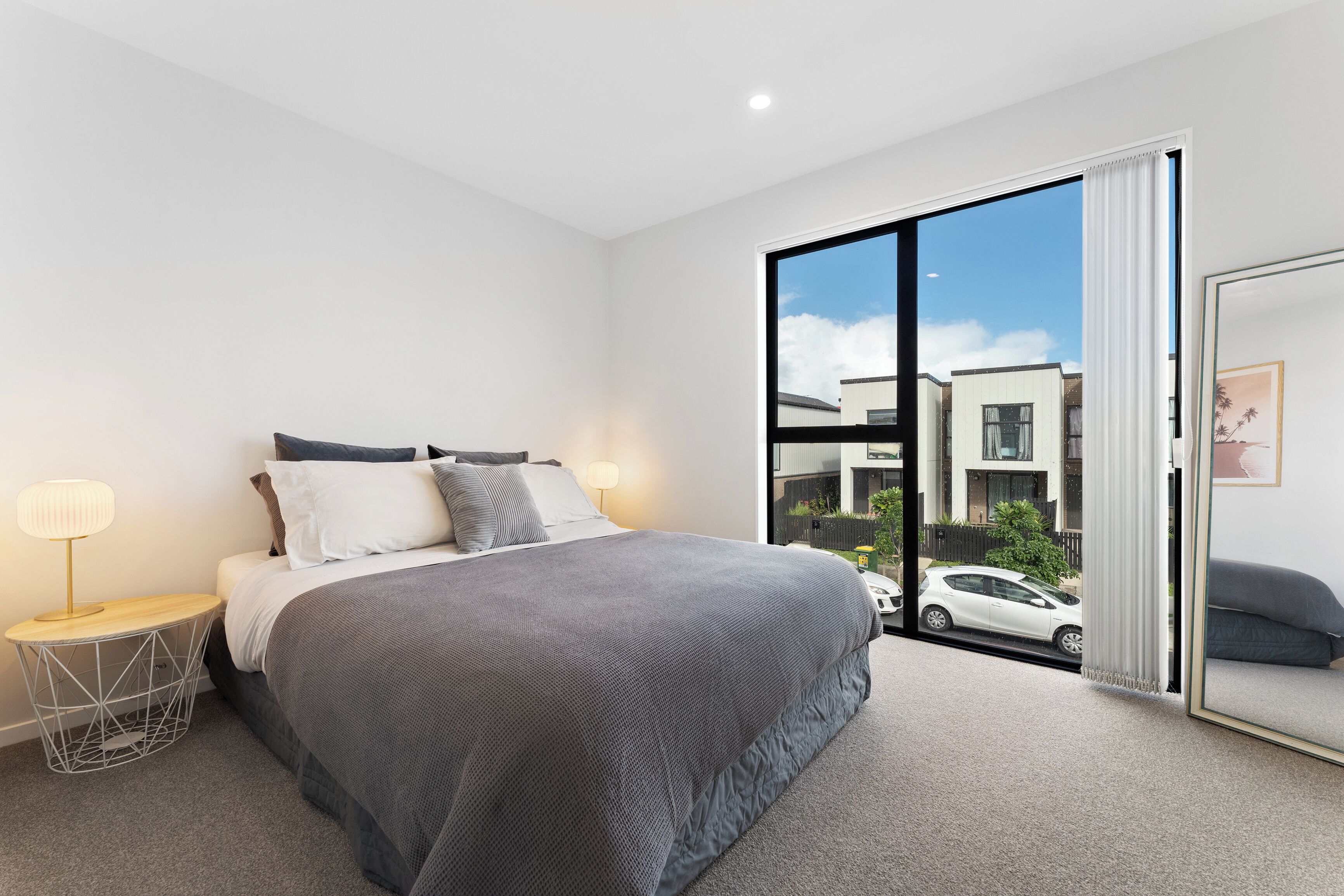 3 soverom, skrivebord, strykejern/-brett og reiseseng for barn