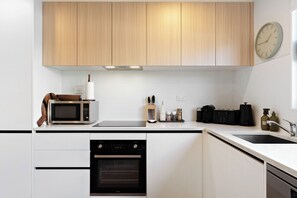 Geladeira, micro-ondas, fogão, cooktop
