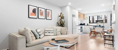 TV connectée, livres, médiathèque, vidéothèque