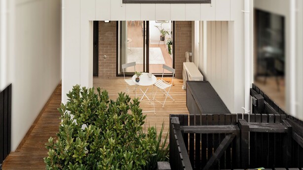 A modern two-story house with a balcony, a wooden deck, and a small garden area. - The Oasis - Sauna | Parking | Fast WiFi | Airport (Mangere Bridge)
