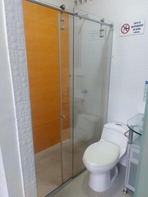 Toallas, jabón, papel de baño