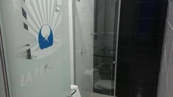 Eenvoudige kamer, niet-roken | Badkamer | Handdoeken, zeep, toiletpapier