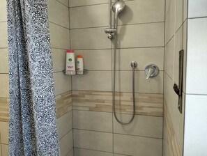 Bruser, hårtørrer, bidet, håndklæder