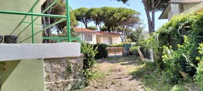 Property grounds - Villa Eusepia, facing the beach of Tirrenia (Marina di Pisa-tirrenia-calambr)