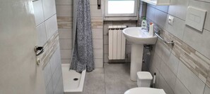 Een douche, een haardroger, een bidet, handdoeken