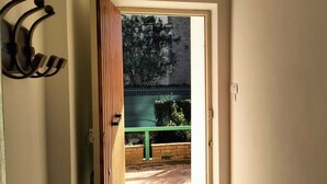 A doorway leading to an outdoor area with a green bench and a stone wall. - Villa Eusepia, facing the beach of Tirrenia  (Marina di Pisa-tirrenia-calambr)