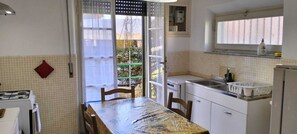 Fridge, oven, stovetop, dishwasher - Villa Eusepia, facing the beach of Tirrenia (Marina di Pisa-tirrenia-calambr)