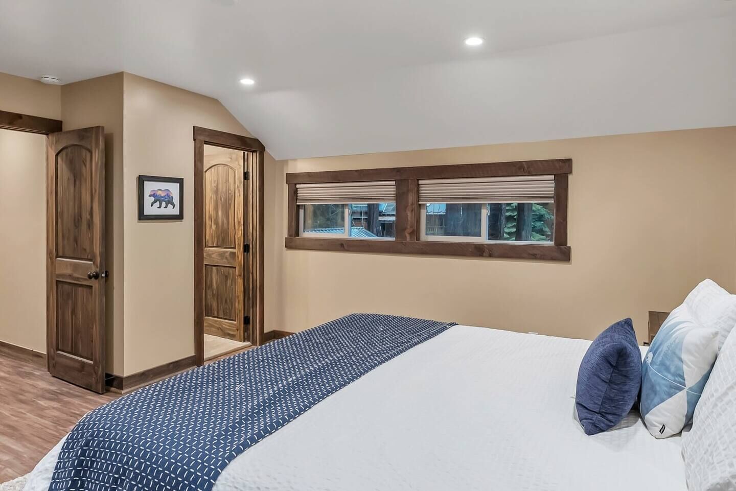 3 bedrooms, desk, travel crib, WiFi