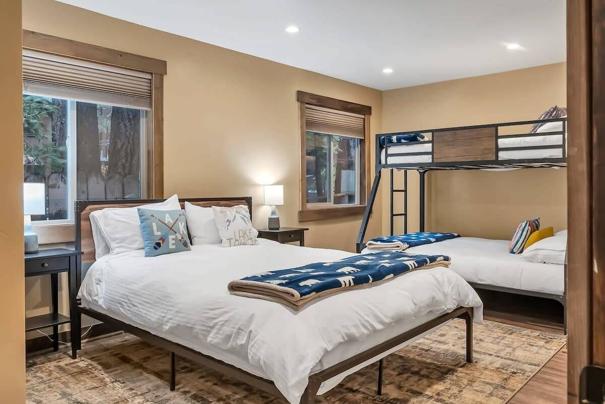 3 bedrooms, desk, travel crib, WiFi