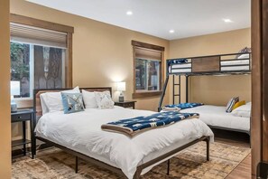 3 bedrooms, desk, travel cot, WiFi