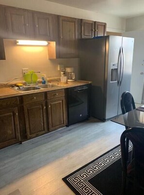 Fridge, microwave, oven, stovetop - Cozy Get Away Home (Denver)