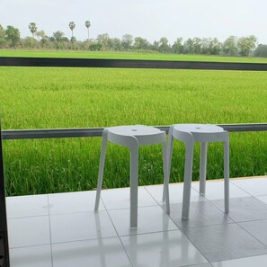 40-inch Smart TV with satellite channels, Netflix, streaming services - Check-in Resort (Chai Nat)