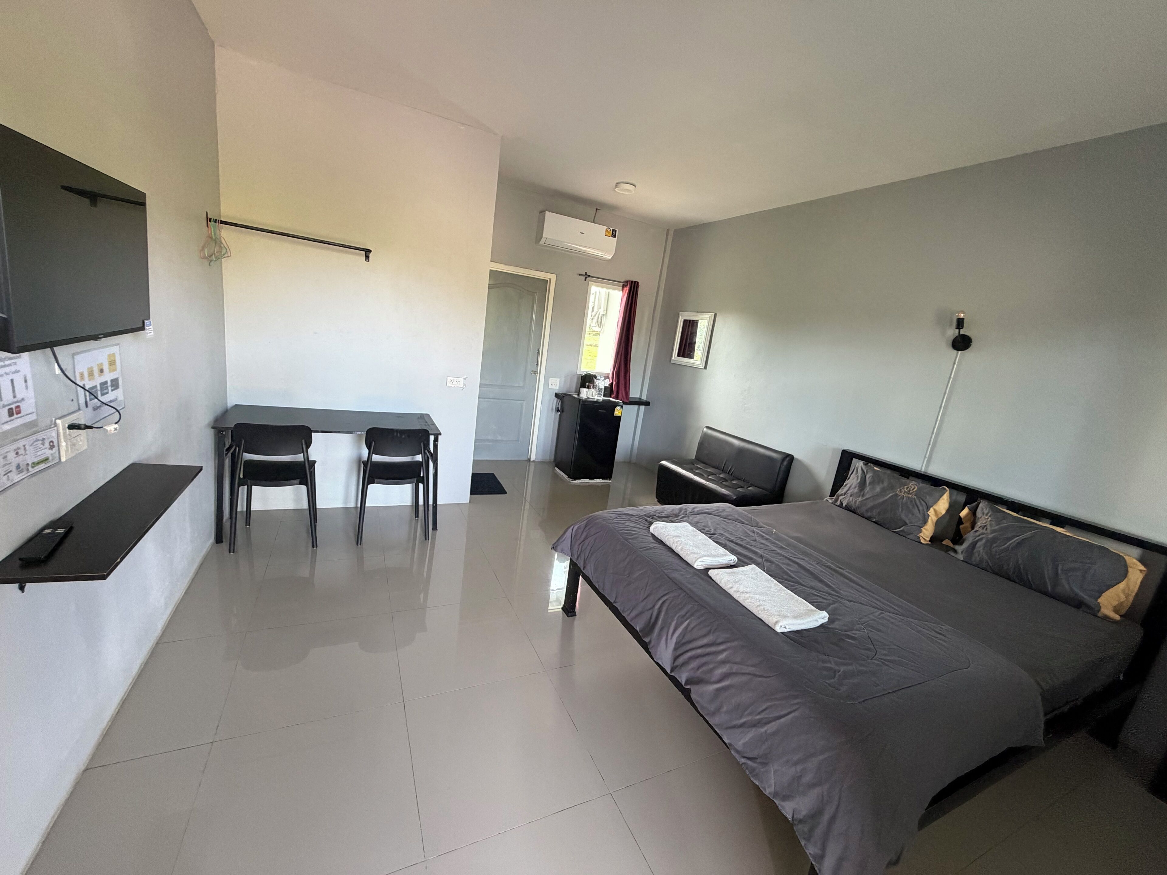 Ropa de cama hipoalergénica y minibar con artículos gratuitos 
