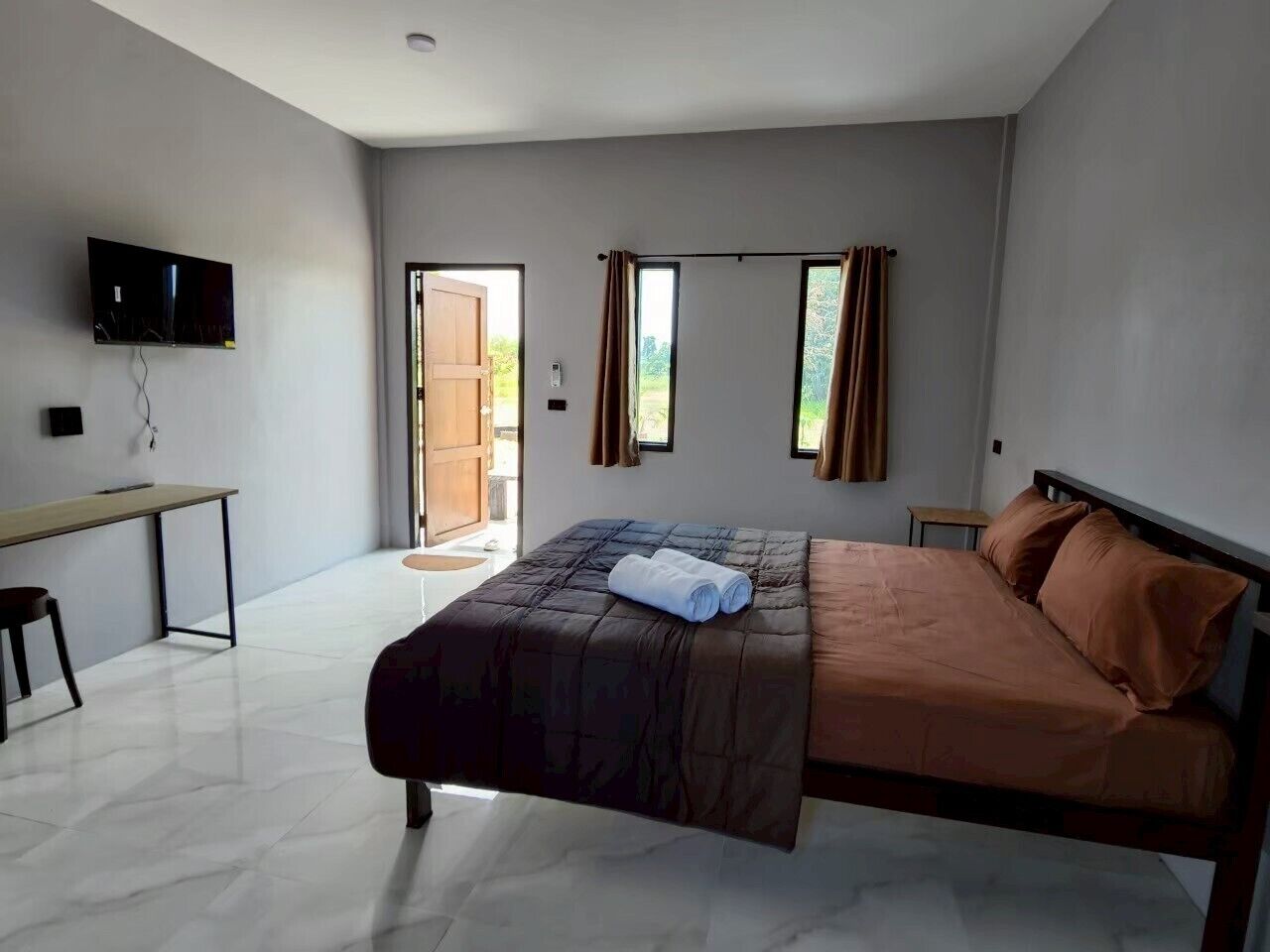 Ropa de cama hipoalergénica y minibar con artículos gratuitos 