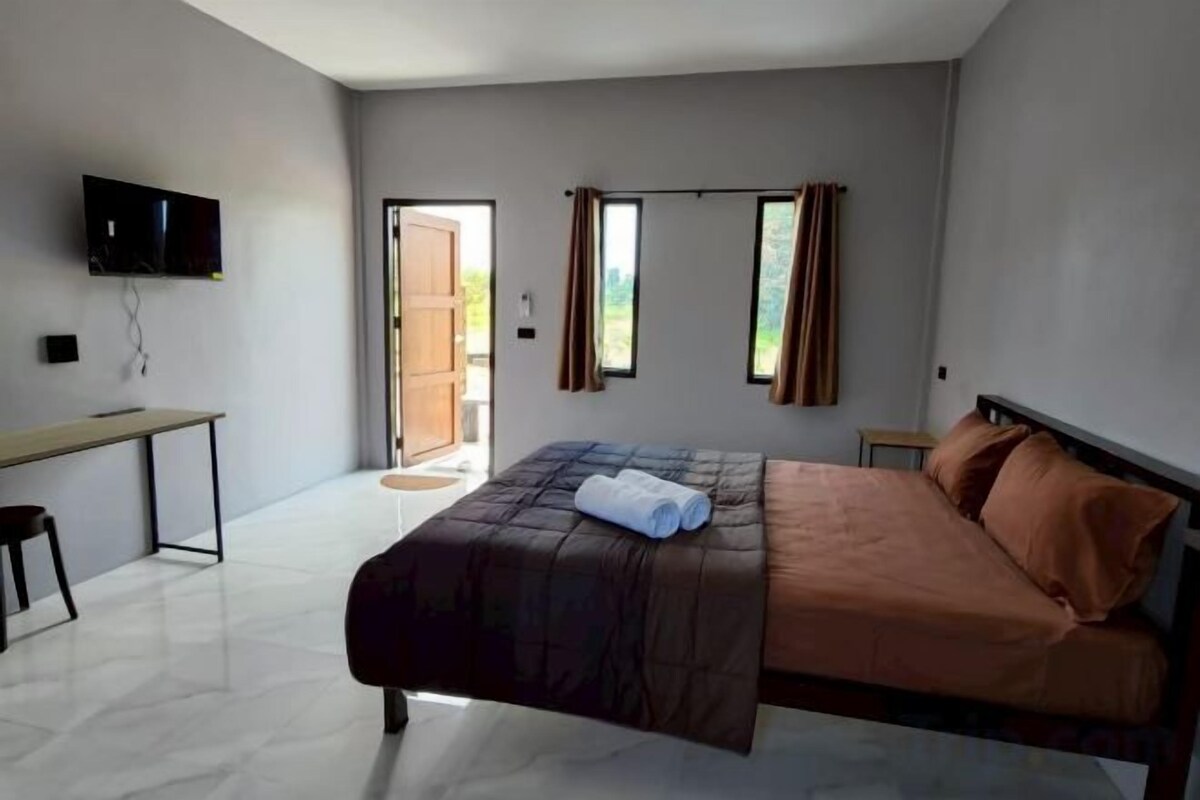 Hypo-allergenic bedding available, minibar (free items), desk