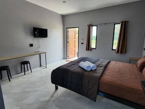 Ropa de cama hipoalergénica y minibar con artículos gratuitos