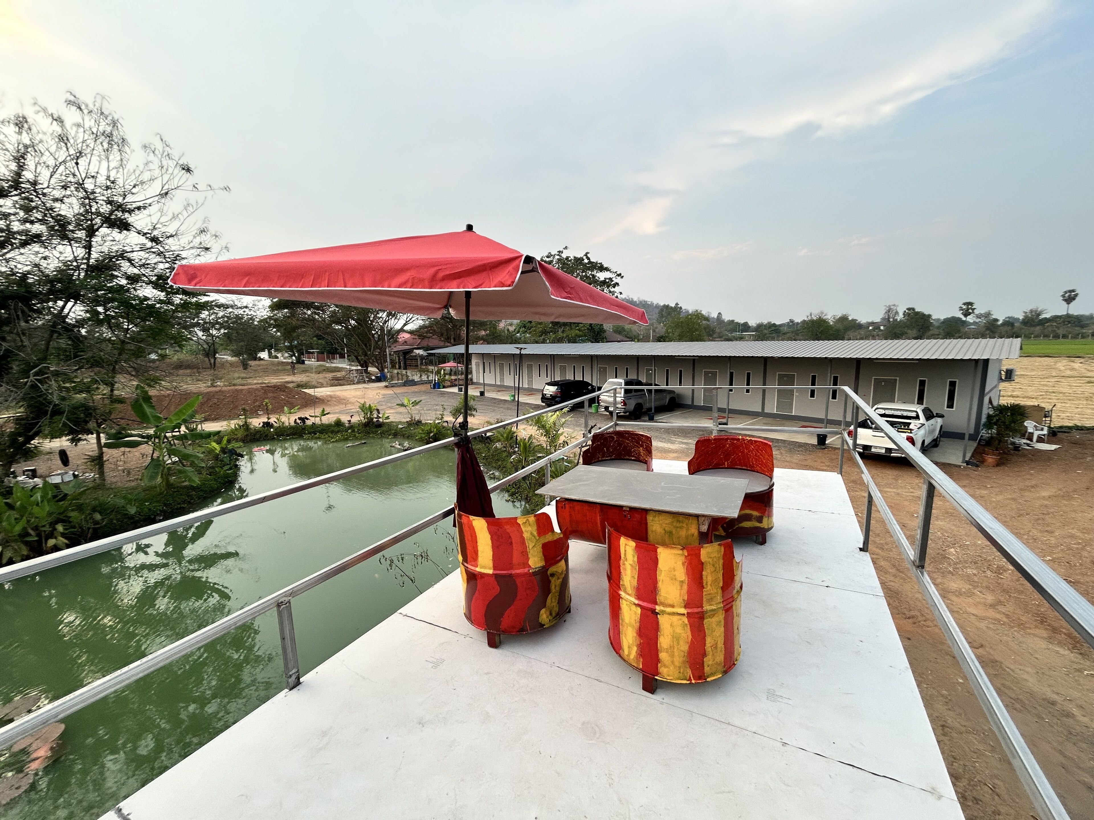 En 40-tommers smart-TV med Parabol-TV samt Netflix og strømmetjenester