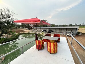 40-inch Smart TV with satellite channels, Netflix, streaming services - Check-in Resort (Chai Nat)