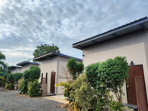 Vista frontal de la propiedad