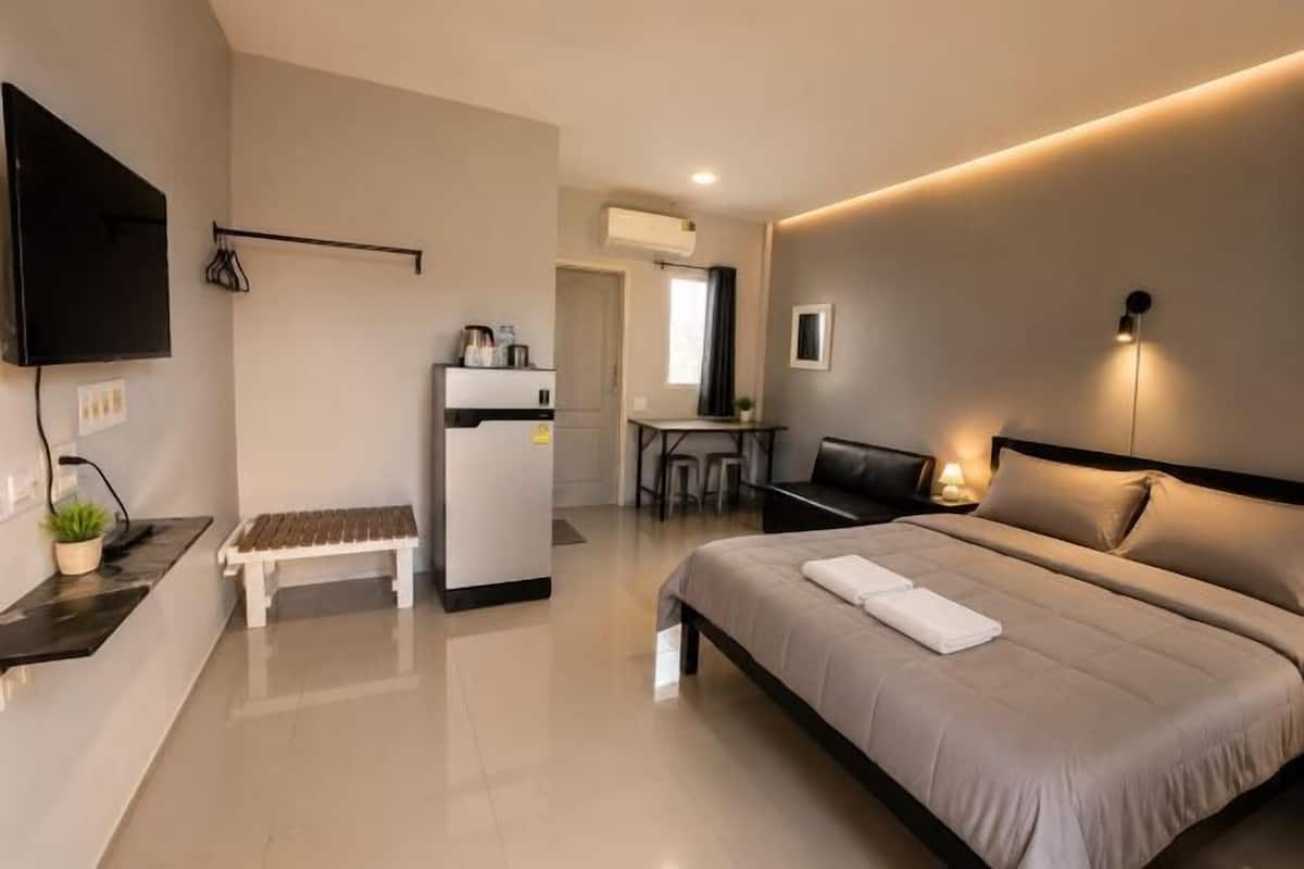 Hypo-allergenic bedding available, minibar (free items), desk