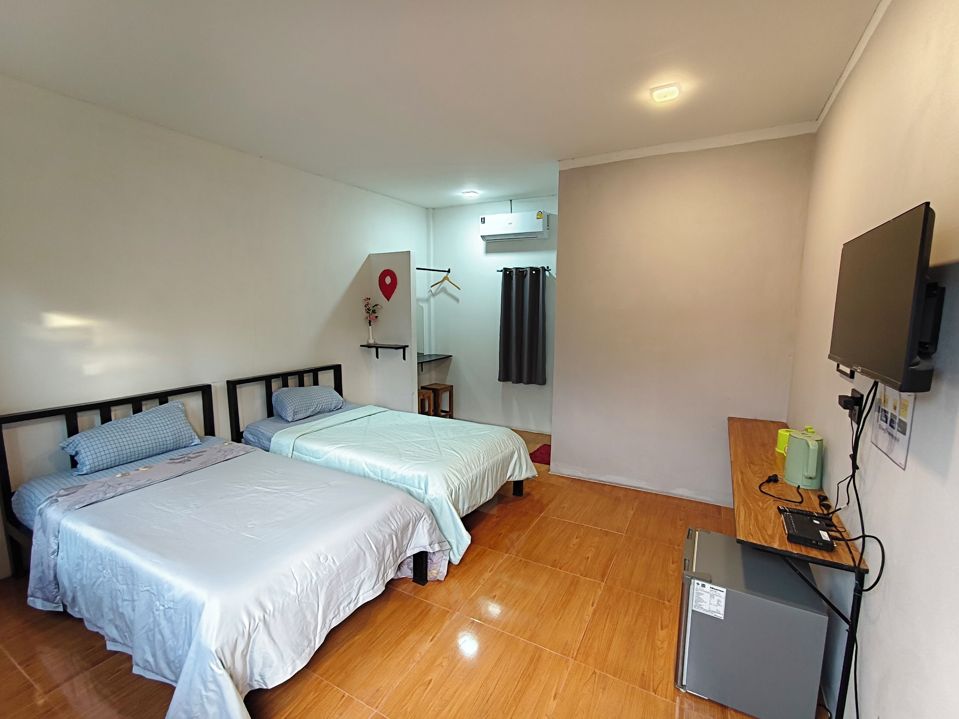 Ropa de cama hipoalergénica y minibar con artículos gratuitos 