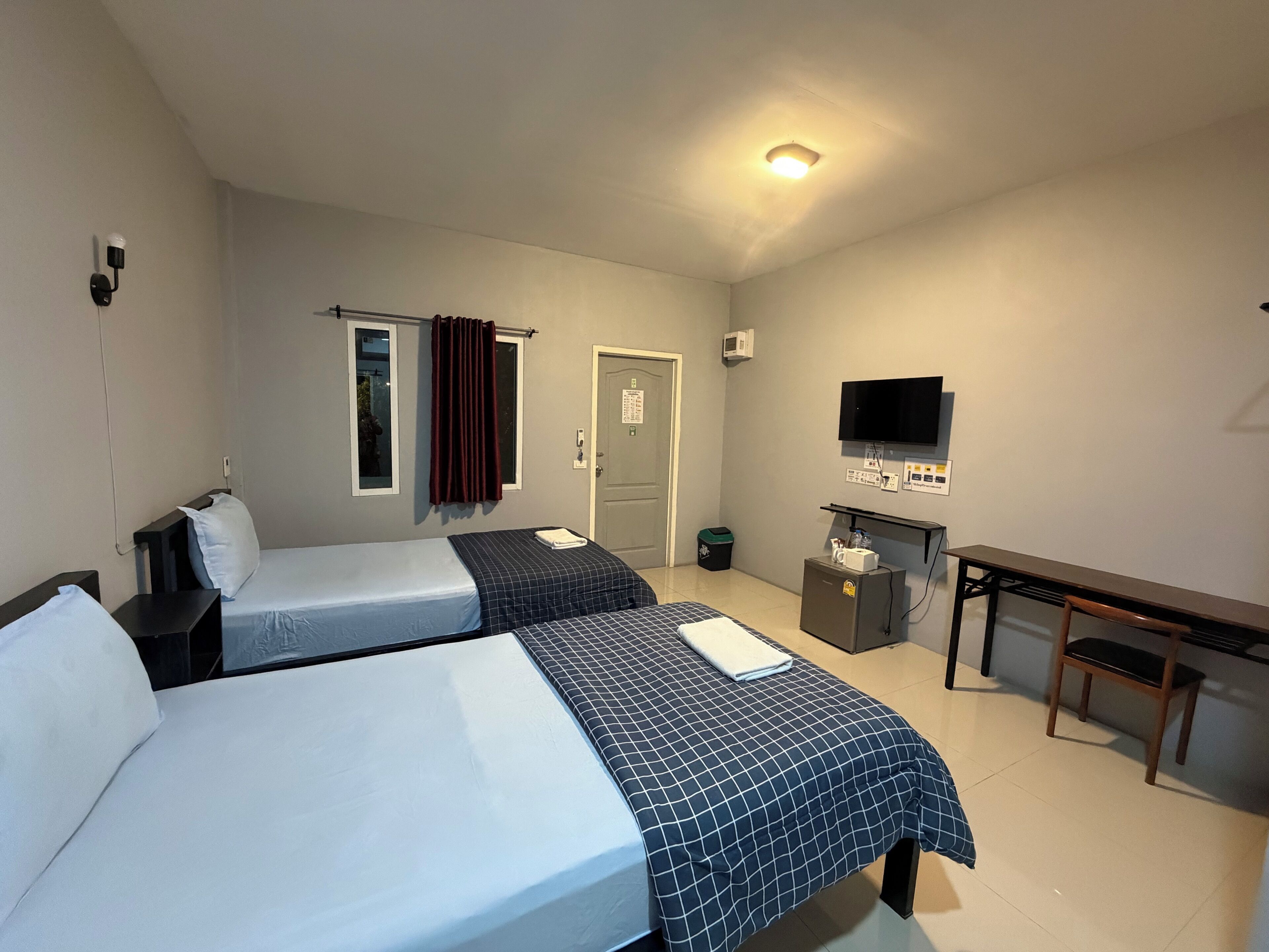 Ropa de cama hipoalergénica y minibar con artículos gratuitos 