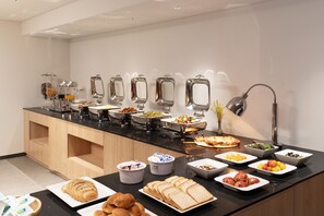 Desayuno continental diario (KRW 14300 por persona)