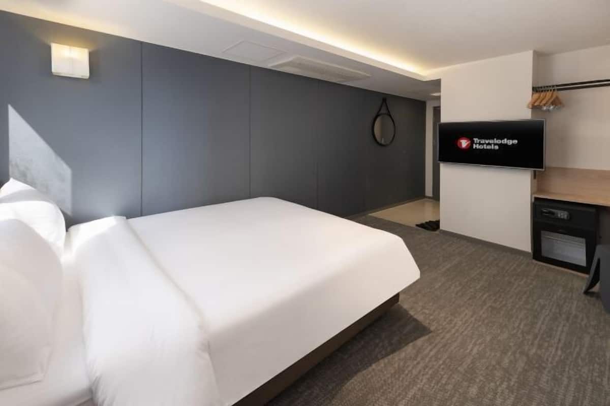 In-room safe, blackout curtains, soundproofing, rollaway beds