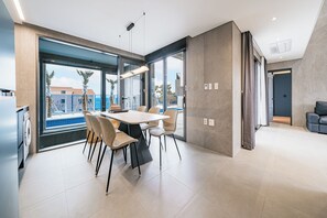 Luksusparitalo, 2 makuuhuonetta, yksityinen uima-allas, valtamerinäköala | Ruokailu omassa huoneessa