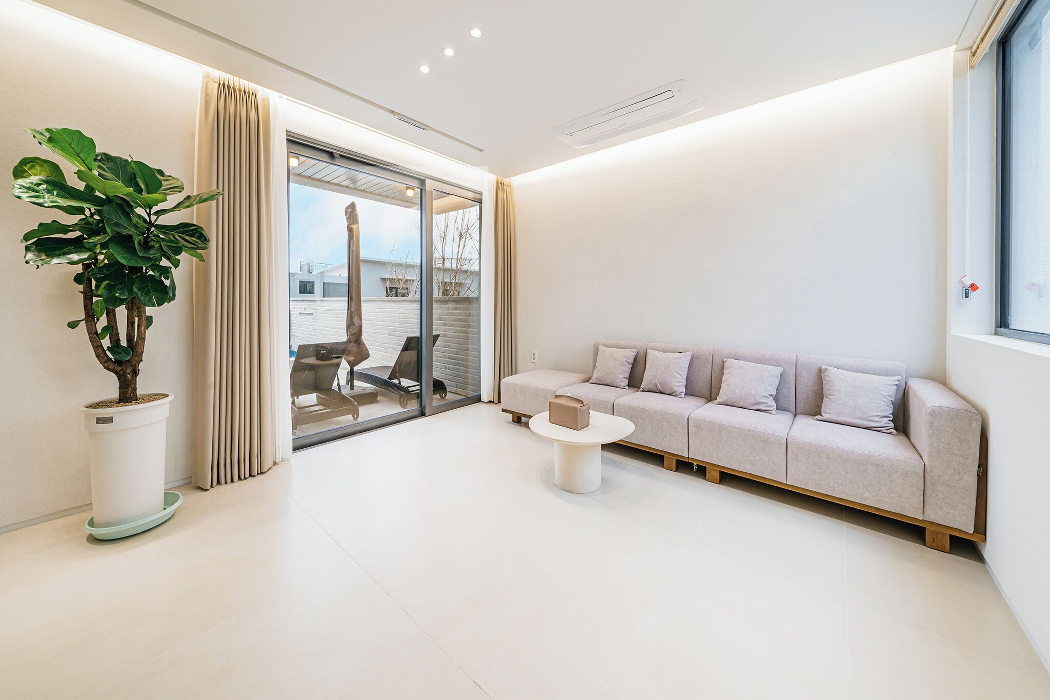 Deluxe maisonnette, 2 slaapkamers, privézwembad, uitzicht op zee | Woonruimte | Een 50-inch ledtelevisie met kabelzenders, Netflix en vloerwarming