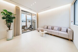 华丽复式, 2 间卧室, 私人游泳池, 海洋景观 | 起居区 | 50-英寸LED 电视（配备有线频道）、Netflix、加热地板