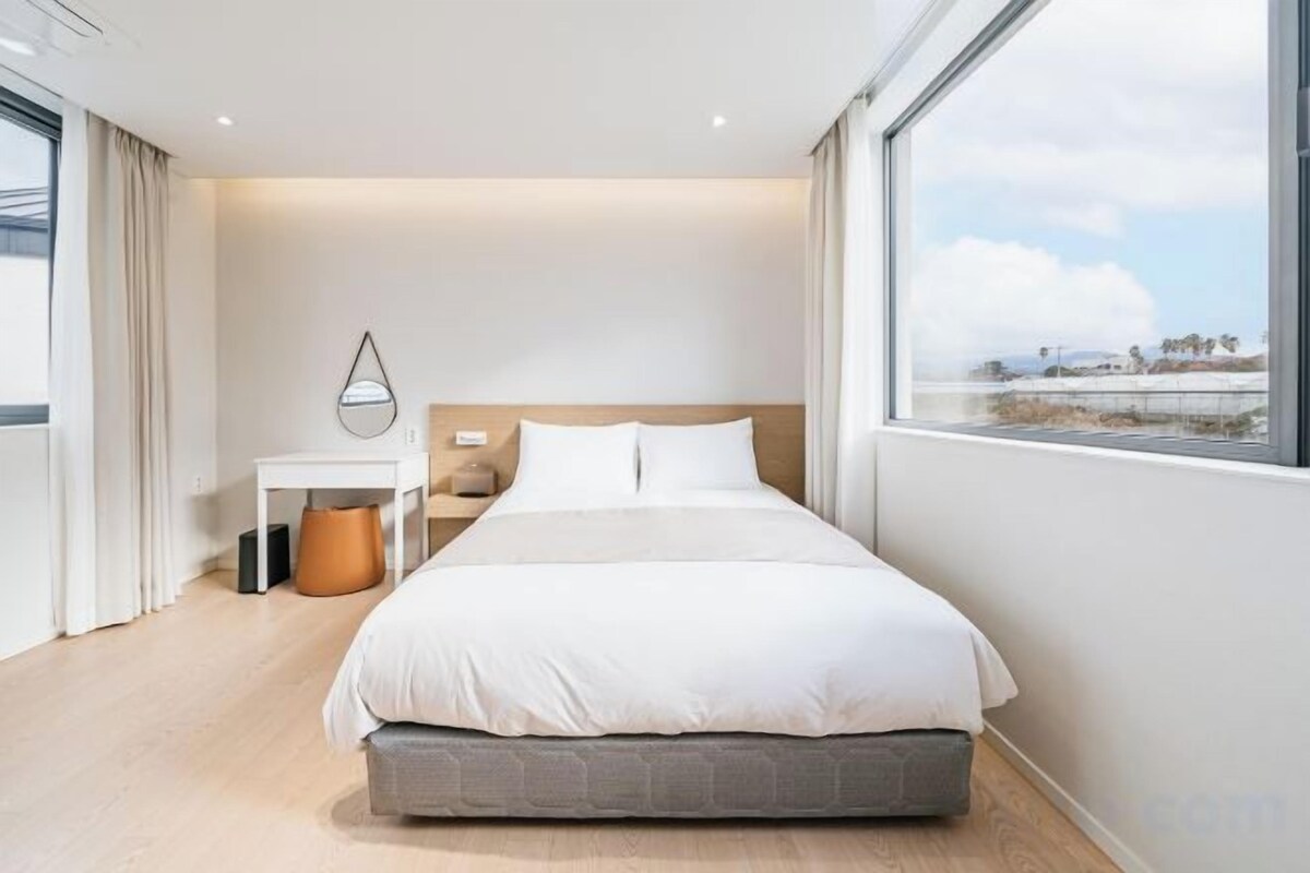 2 bedrooms, premium bedding, desk, laptop workspace