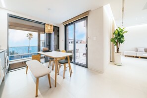 Deluxe Duplex, 2 Bedrooms, Private Pool, Ocean View | In-room dining - Ddosi Aewol (Jeju City)