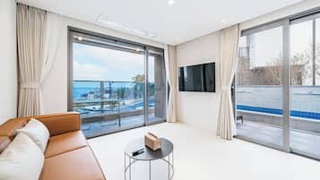 2 bedrooms, premium bedding, individually decorated