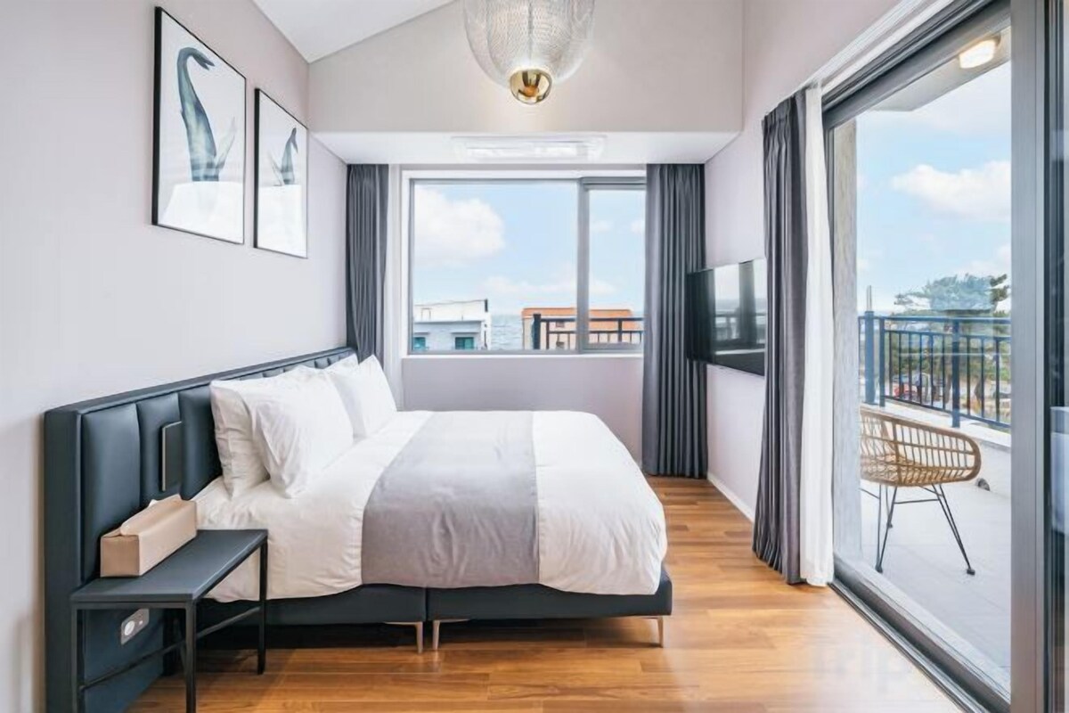 2 slaapkamers, luxe beddengoed, een bureau, een laptopwerkplek
