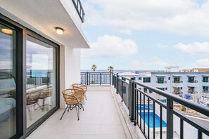 Dúplex Deluxe, 2 habitaciones, piscina privada, vistas al mar | Vistas del balcón